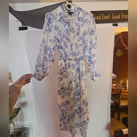 Beautiful flowing floral dress - Picture 3 of 3